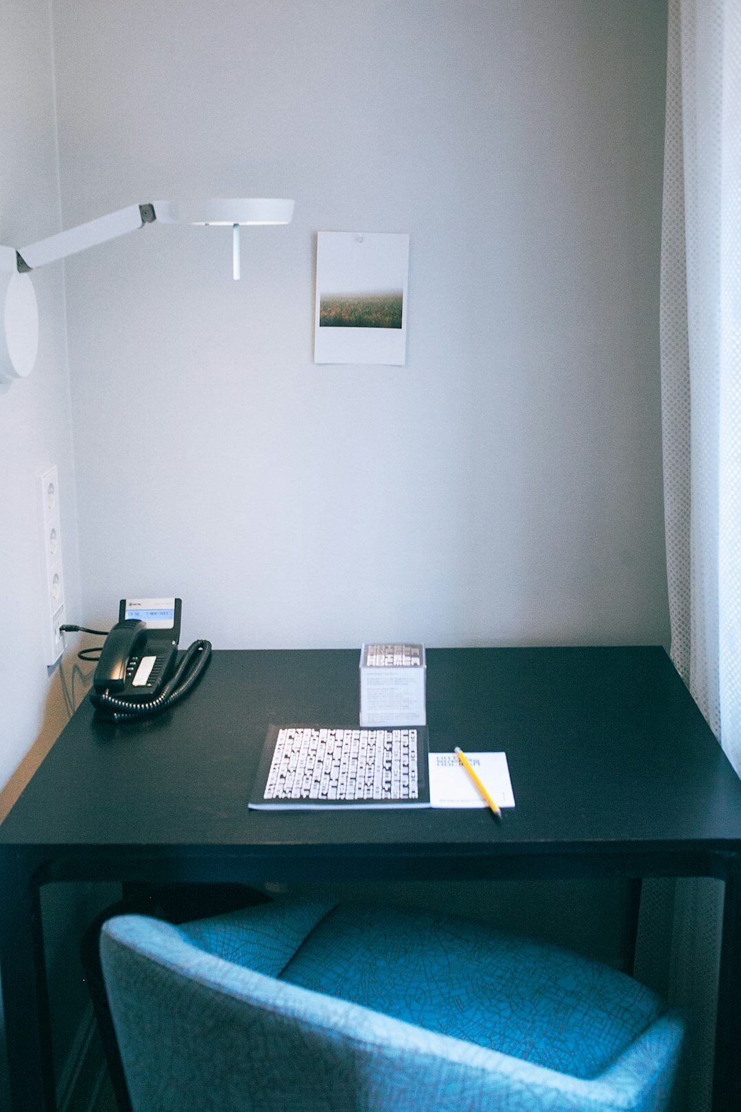 Redaktionsschreibtisch mit Dokumenten, Laptop und Notizen
