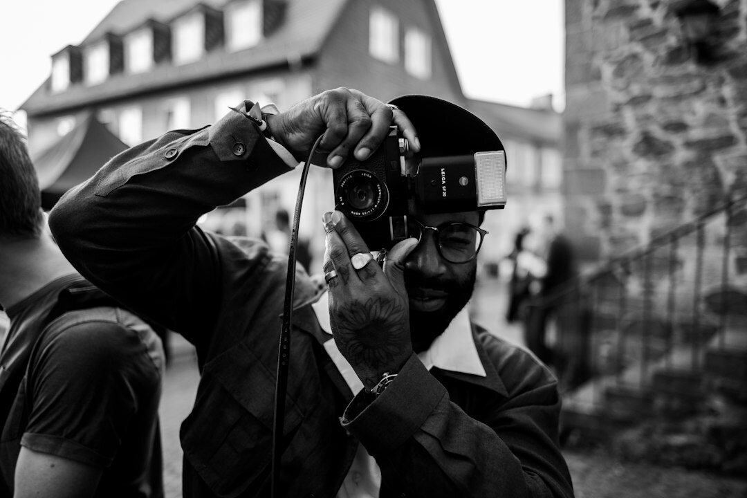 Porträt eines Schweizer Fotojournalisten mit Kamera